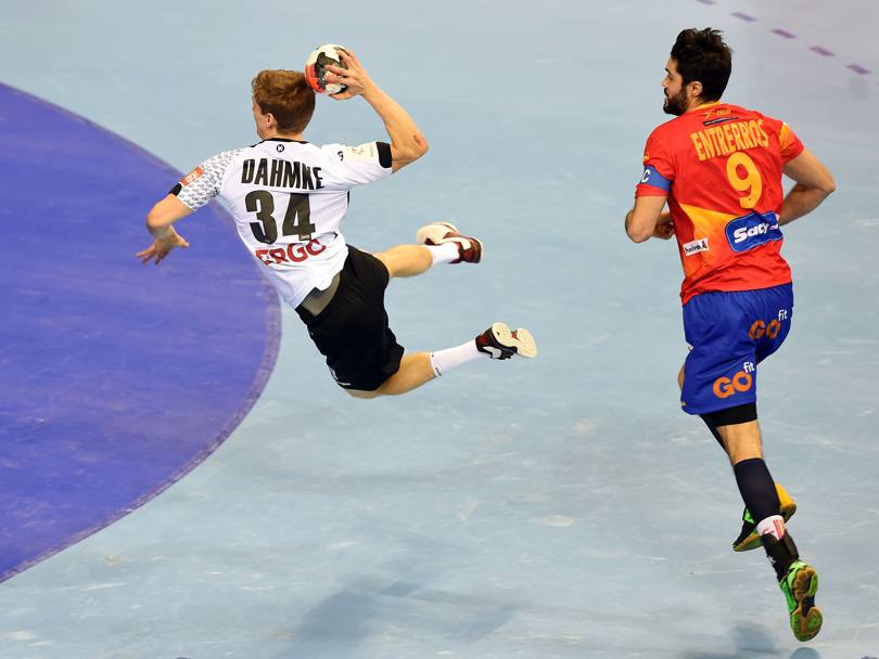 Il tedesco Rune Dahmke prova il tiro durante la finale dei Campionati europei di pallamano contro la nazionale spagnola (Afp)